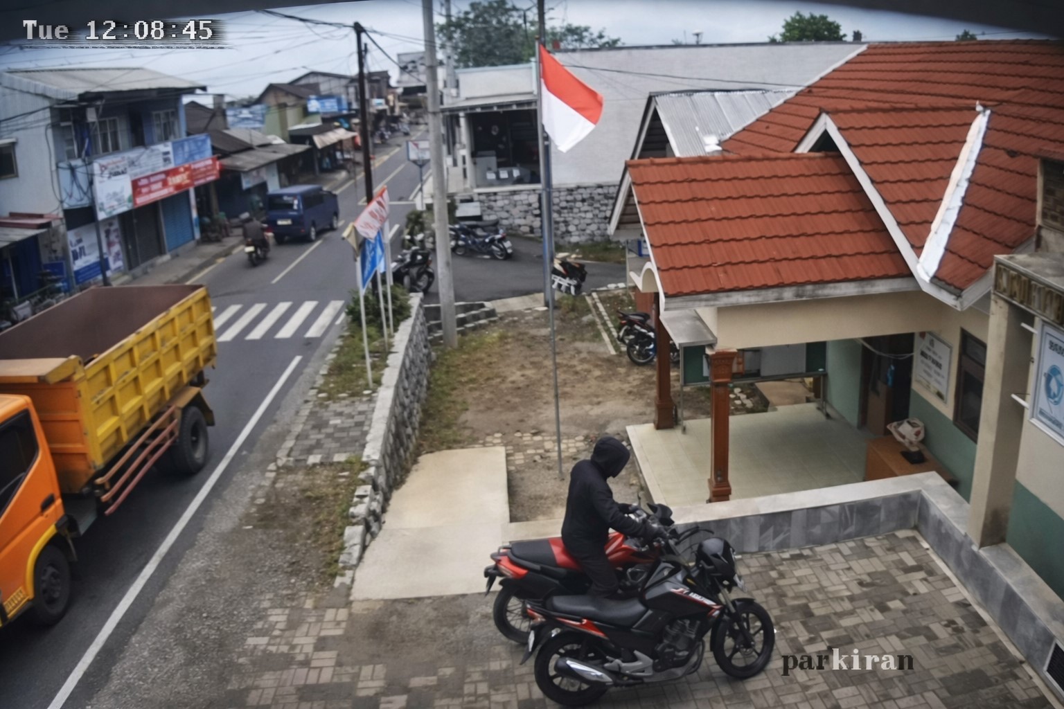 Tangkapan layar dari cctv aksi pencuri membawa kabur sepeda motor dinas Kades Semayu, Selomerto, Selasa (20/1/2026).