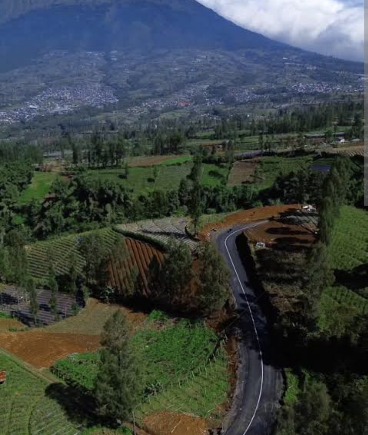 Jalur Lingkar Sumbing yang menawarkan keindahan alam kini ditutup sementara untuk ditata kembali agar aman bagi pengguna jalan.