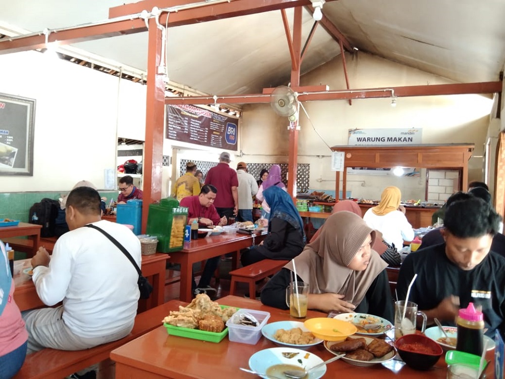Suasana di warung makan Sop Senerek Bu Atmo di Jalan Pangeran Mangkubumi No.3, Cacaban, Kecamatan Magelang Tengah, Kota Magelang,