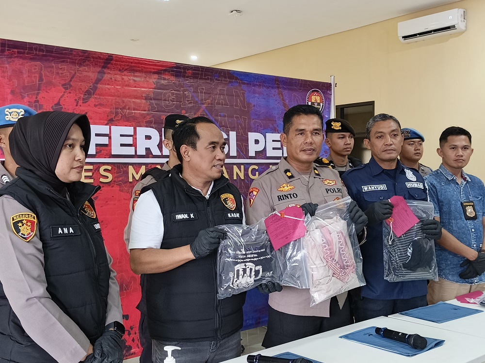 Kasat Reskrim Polres Magelang Kota AKP Iwan Kristiana  menunjukkan barang bukti kasus persetubuhan ayah terhadap putri kandungnya, Jumat (23/1/2026).