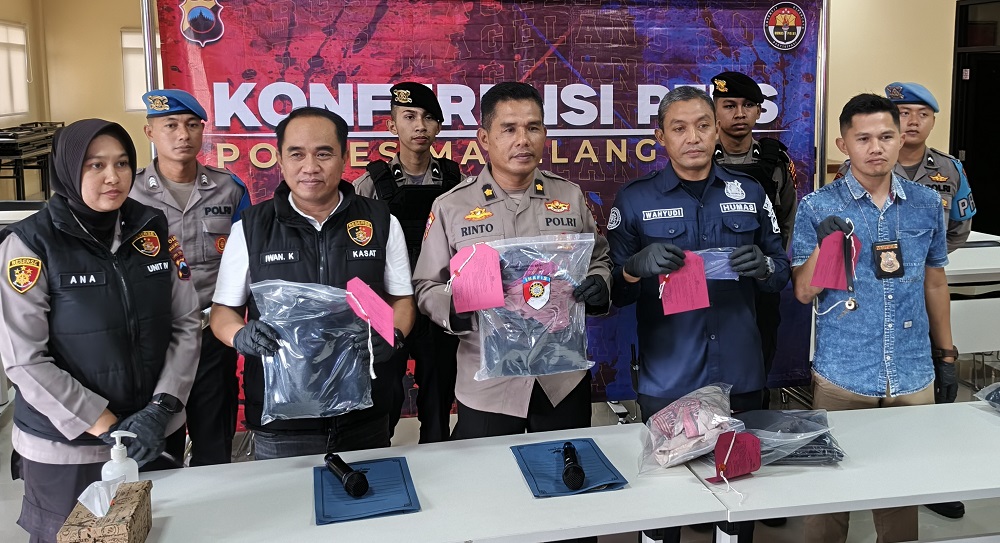 Kasat Reskrim Polres Magelang Kota AKP Iwan Kristiana  menunjukkan barang bukti kasus melarikan anak di bawah umur.