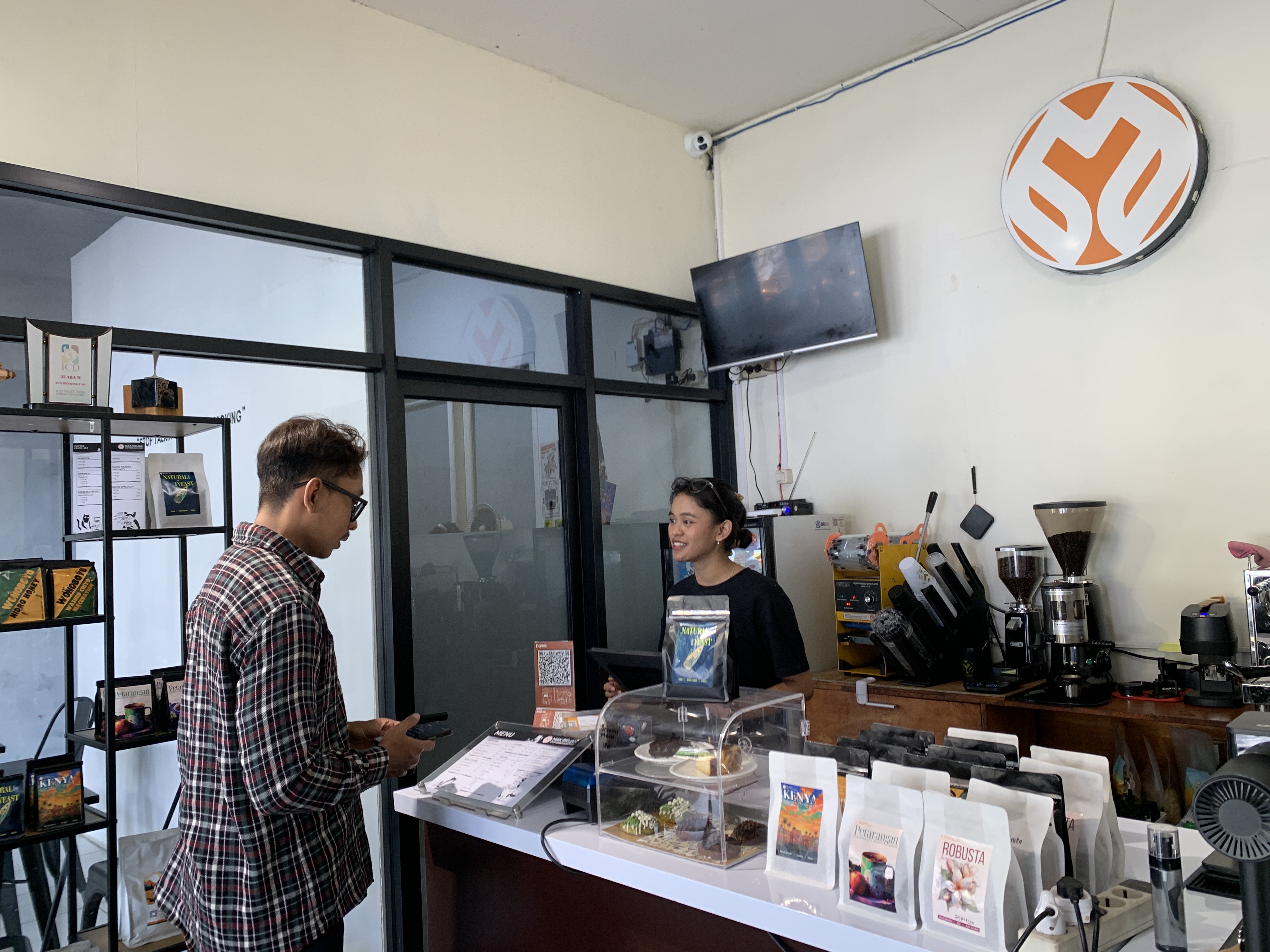 Pengunjung bisa memilih minuman maupun makanan yang disajikan.