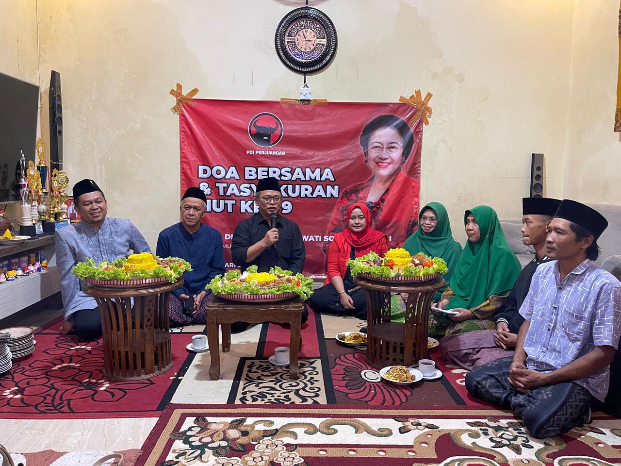 Anggota Komisi VIII DPR RI Fraksi PDI Perjuangan Wibowo Prasetyo saat doa bersama dan tasyakuran memperingati Hari Ulang Tahun ke-79 Ketua Umum PDI Perjuangan Prof. Dr. Hj. Megawati Soekarnoputri.