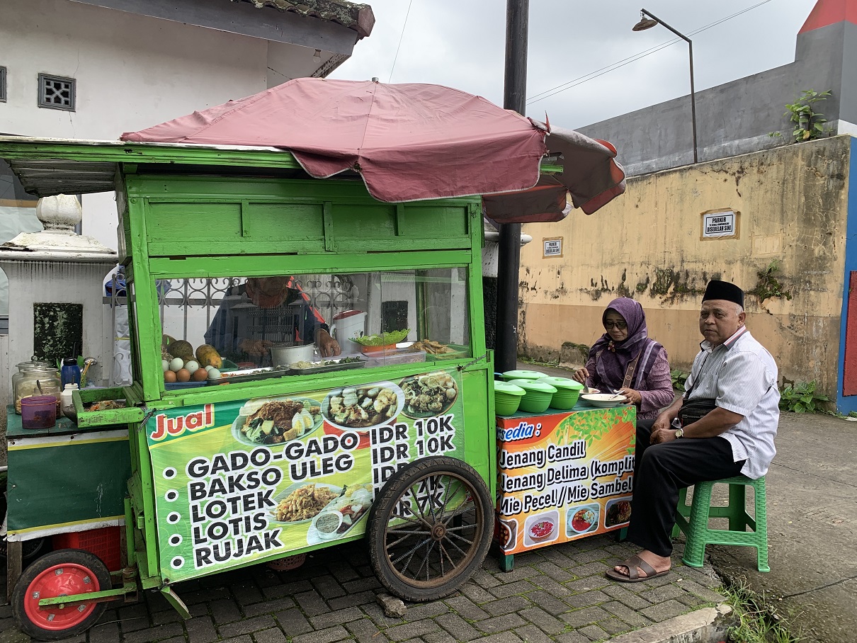 Tiniyati berjualan lotek sayur menggunakan gerobak sederhana yang selalu dikunjungi pelanggannya.