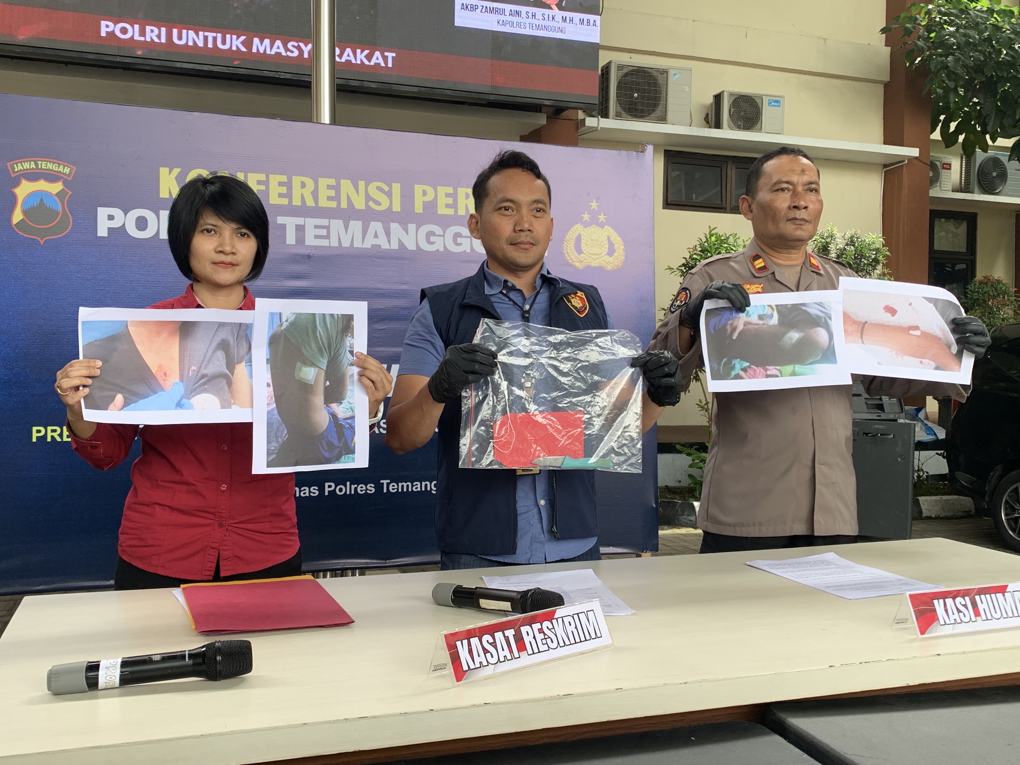 Polisi menunjukkan barang bukti yang digunakan pelaku untuk melakukan penikaman terhadap korban.