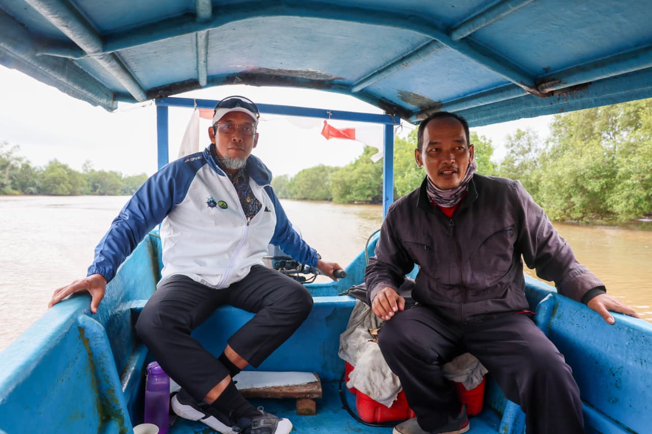 Sekda Provinsi Jawa Tengah Sumarno naik perahu dari Dermaga Sleko menuju ke SMAN 1 Kampung Laut Cilacap, Kamis (22/1/2026).