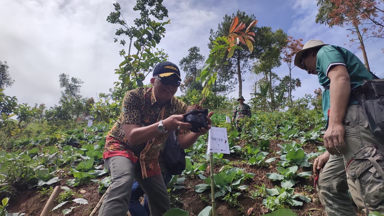 Penanaman bibit pohon di jalur pendakian baru Gunung Prau via Desa Campurejo, Tretep, Kabupaten Temanggung.
