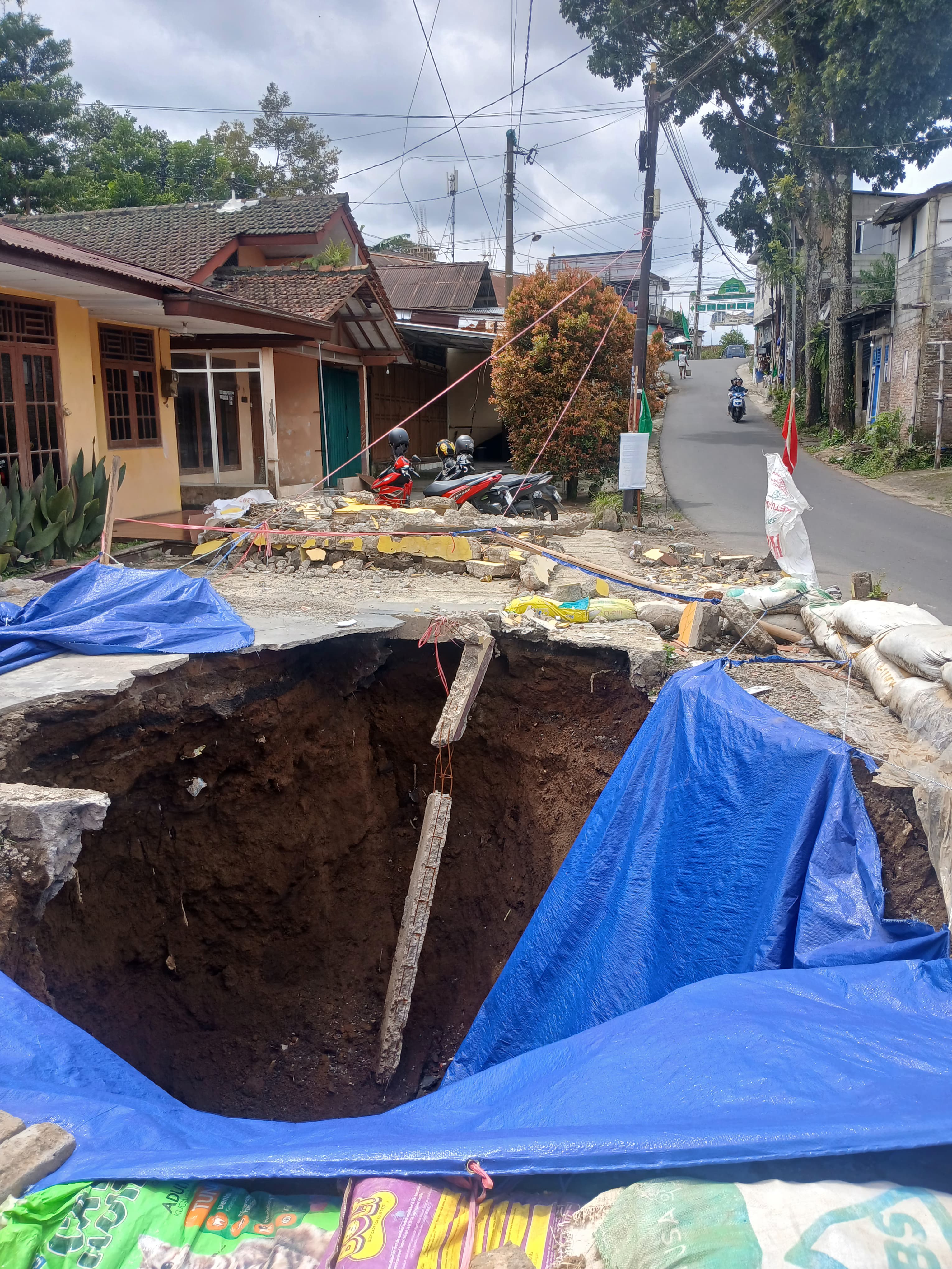 Lubang menganga di tengah Kampung Kasiran Kelurahan Mlipak  Wonosobo yang terus melebar.