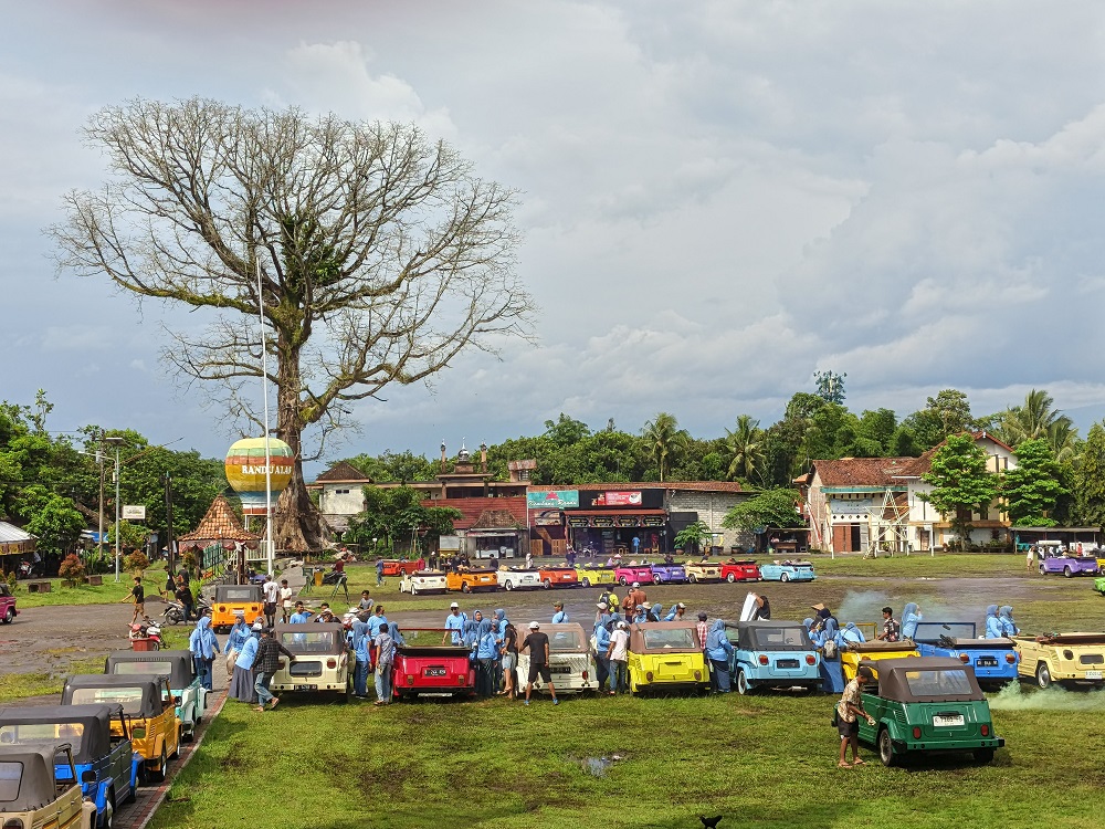 Keindahan view Pohon Randu Alas di Desa Tuksongo, Borobudur, Kabupaten Magelang.