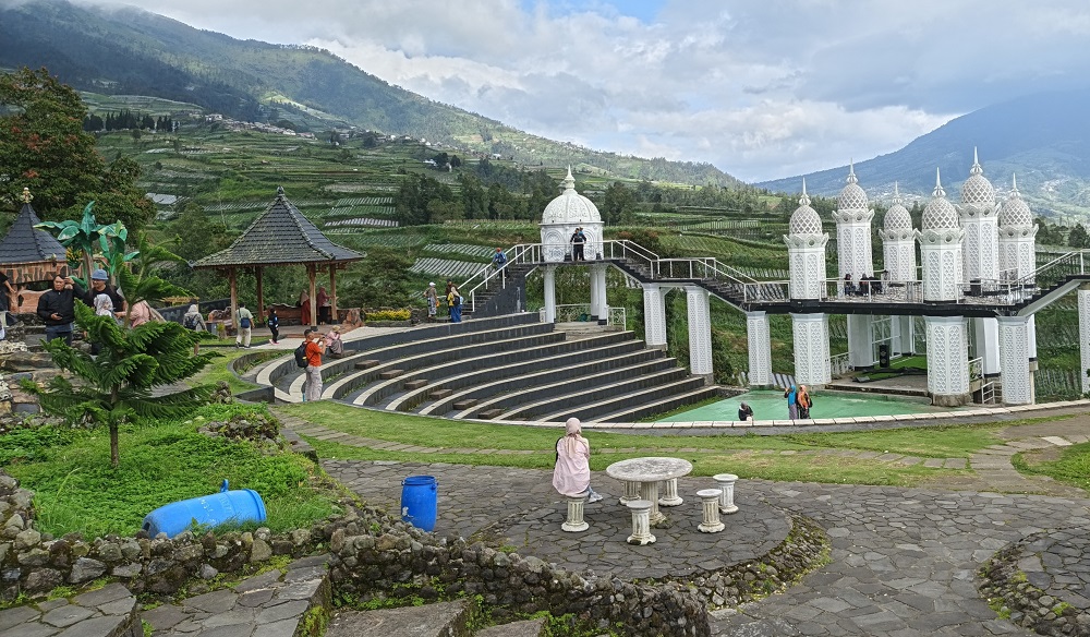 Wisata Negeri Kahyangan&nbsp;di Dusun Surodadi, Desa Wonolelo, Kecamatan Sawangan, Kabupaten Magelang masih menjadi magnet wisatawan di tengah cuaca ekstrem saat ini.