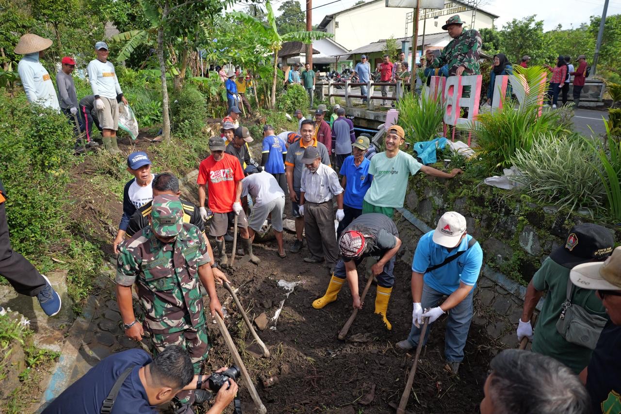 Aksi gotong-royong warga membersihkan irigasi Soropadan untuk kelancaran saluran air.