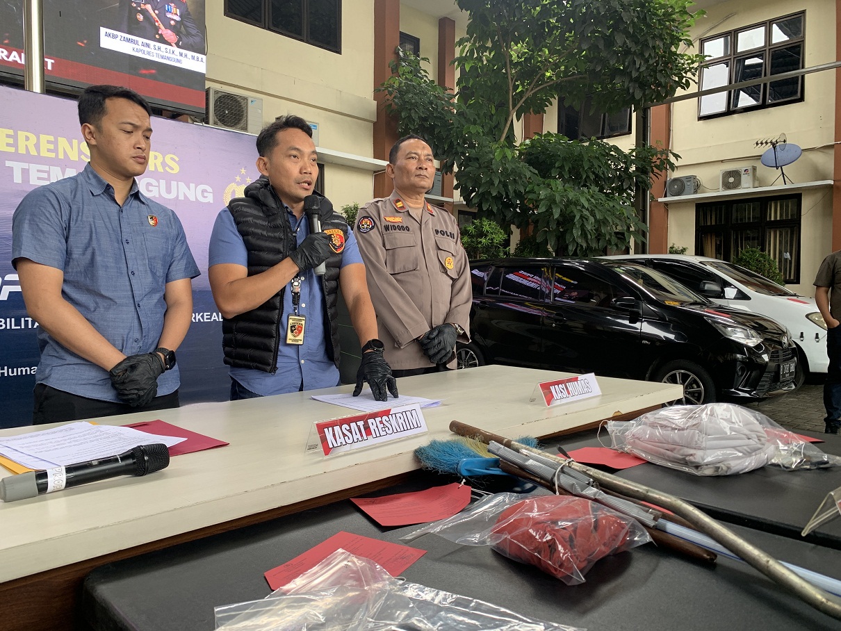 PENGEROYOKAN : Polisi menunjukkan barang bukti yang digunakan tersangka untuk mengroyok korban.