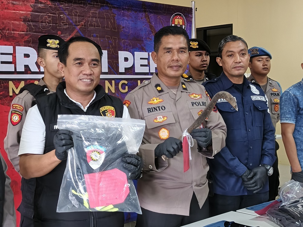 Kasat Reskrim Polres Magelang Kota AKP Iwan Kristiana menunjukkan barang bukti bendo arit yang digunakan tersangka saat beraksi.