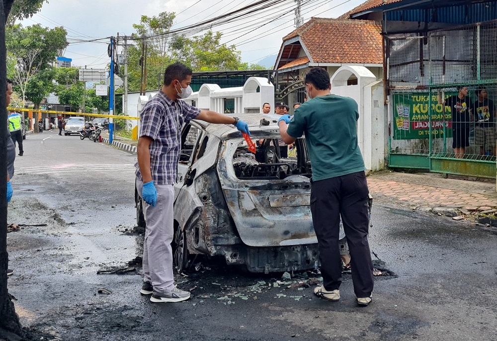 Tim Identifikasi Polres Magelang Kota melakukan penyelidikan penyebab kebakaran mobil Honda Jazz di Jalan Jeruk Raya, Magelang Utara, Senin (26/1/2026) pagi tadi.