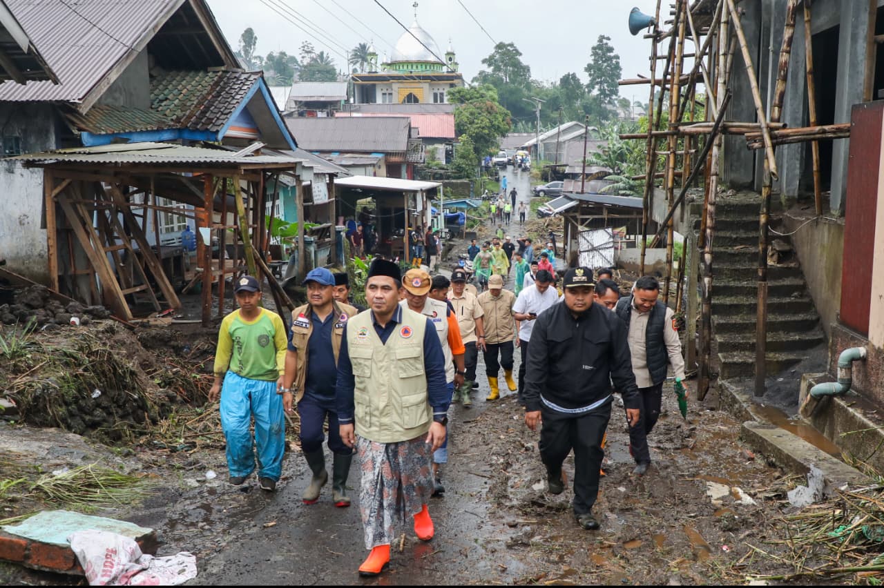 Wakil Gubernur Jawa Tengah, Taj Yasin Maimoen meninjau lokasi terparah dampak banjir bandang di Desa Penakir, Kecamatan Pulosari, Pemalang, Minggu (25/1/2026).