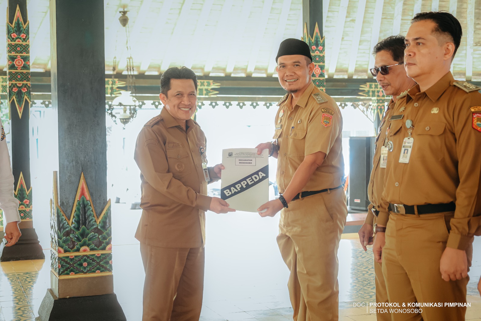 Bupati Afif Nurhidayat menyerahkan dokumen Musrenbang kepada para camat di Pendopo Kabupaten, Senin (26/1/2026).