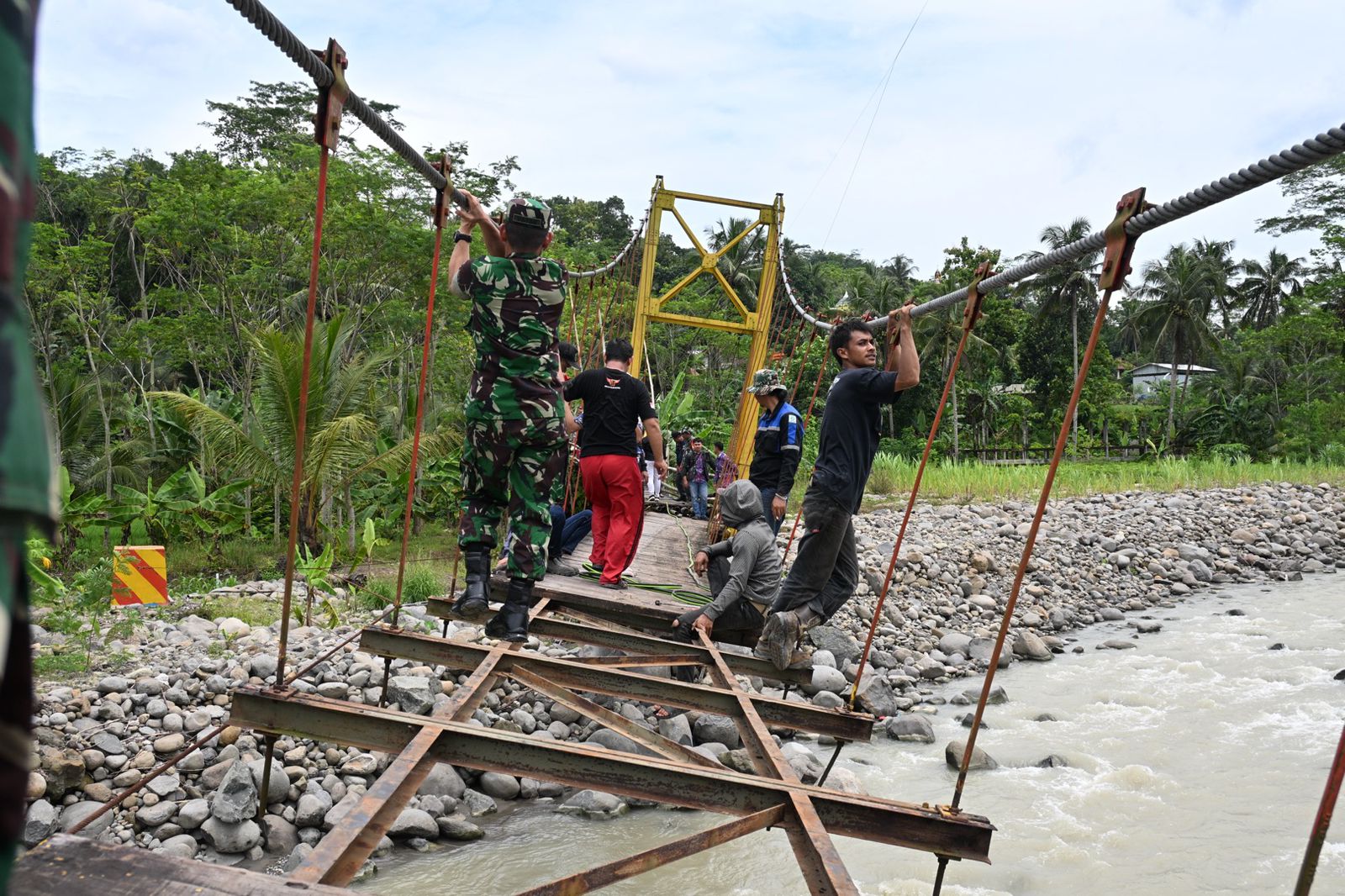 Jembatan Stan Melo yang menghubungkan Dusun Sentara Desa Kaliguwo dengan Dusun Melokan Desa Kalidadap Wadaslintang bakal dibangun TNI.