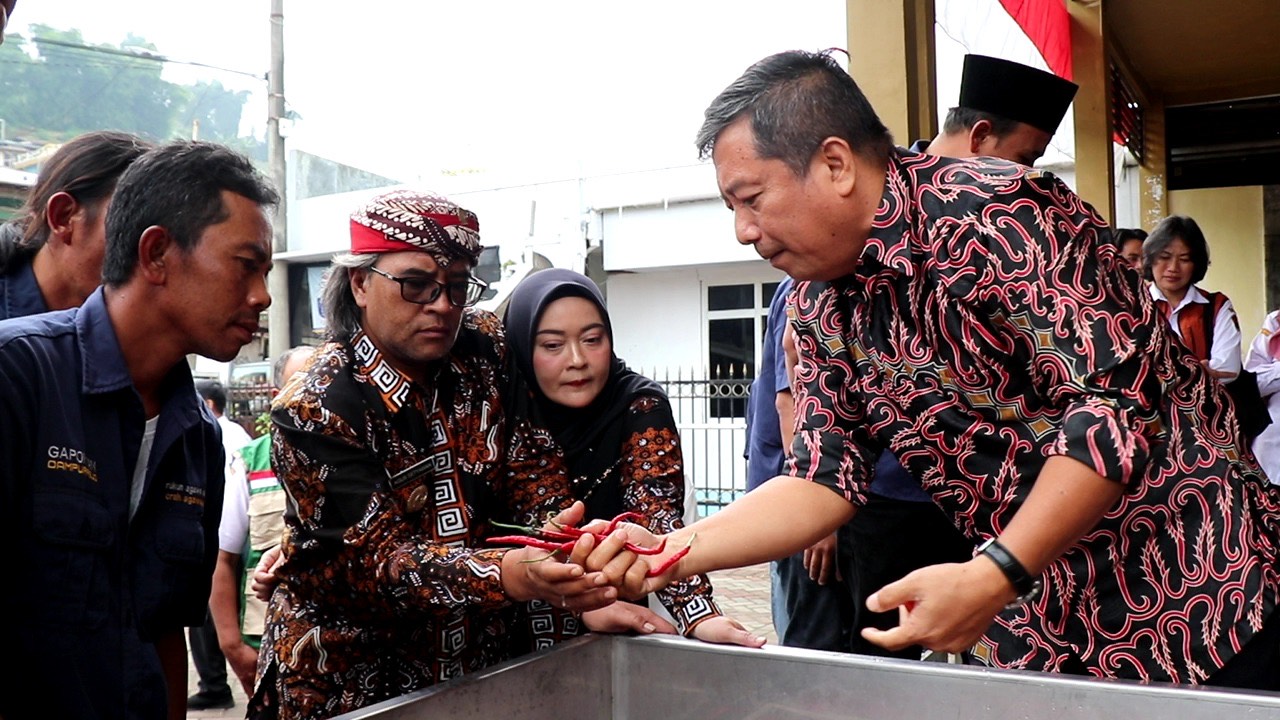 Bupati Temanggung Agus Setyawan mendapatkan penjelasan tentang teknologi plasma ozon yang bisa membantu petani di Desa Campurejo, Tretep.