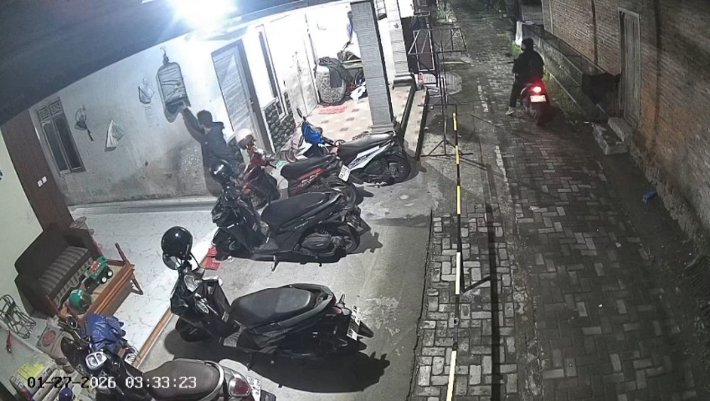 Rekaman CCTV aksi pencurian burung yang terjadi di Sawitan, Mungkid, Kabupaten Magelang.