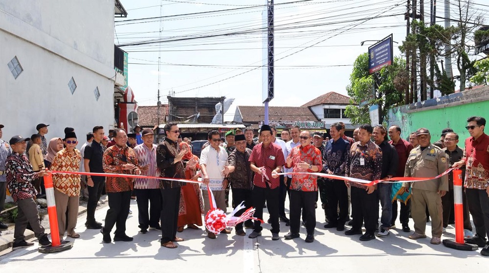 Bupati Magelang Grengseng Pamuji saat meresmikan ruas jalan Salam-Kaligesik, Kabupaten Magelang.