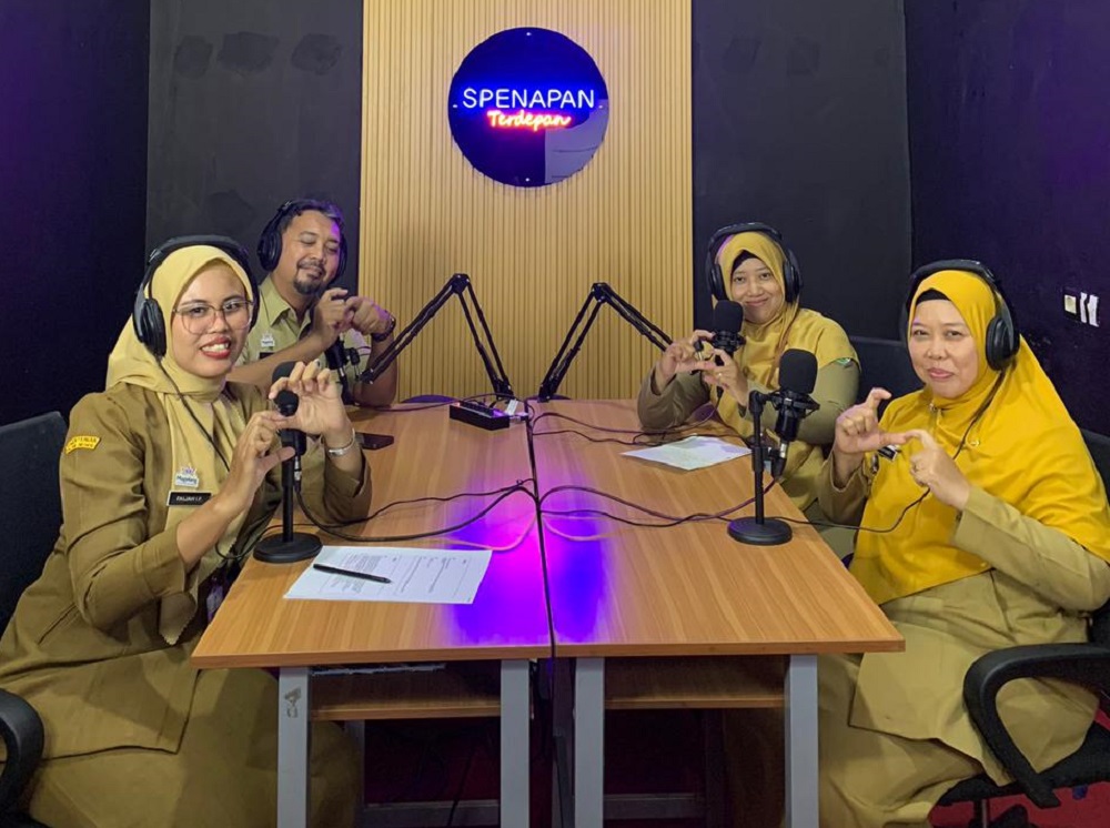 Kabid Dikdas Sugiyarti, Pengawas SMP Retno Setyaningrum  dan Kepala SMPN 8 Magelang  Tri Kusnandi di Studio Podcast SMPN 8 Magelang.