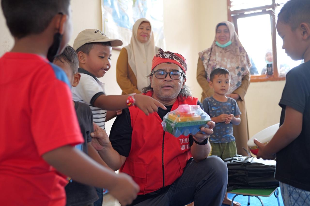 Bupati Temanggung Agus Setyawan bersama anak-anak di Aceh Tamiang dalam program pemulihan sektor pendidikan.