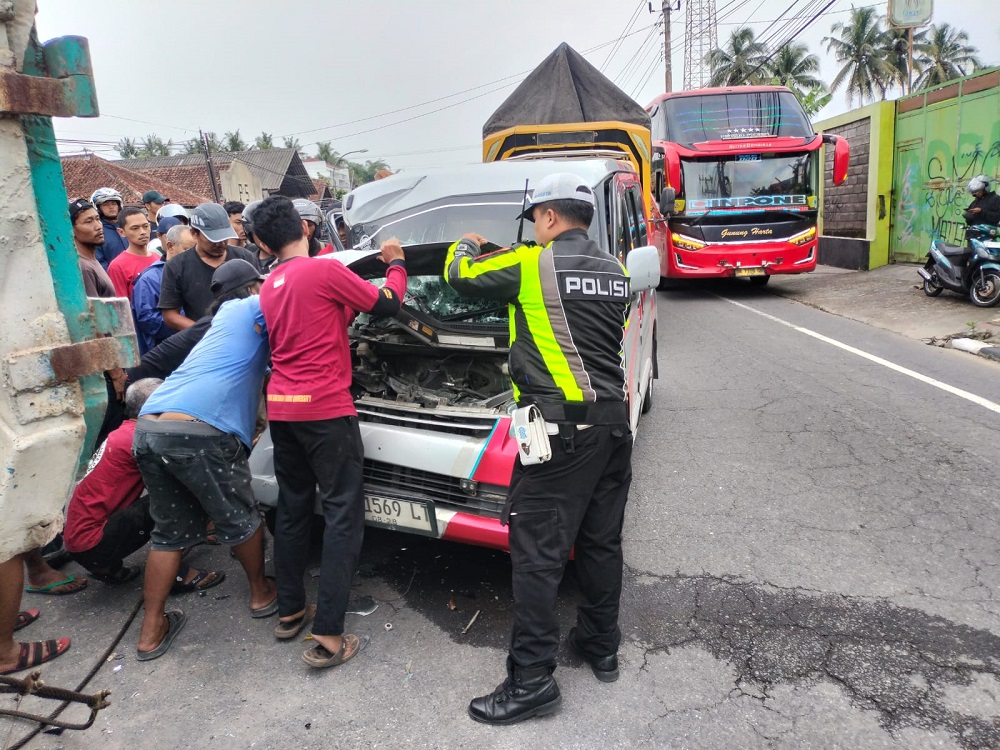 Proses evakuasi penumpang Daihatsu Grand Max yang menyundul truk dump.