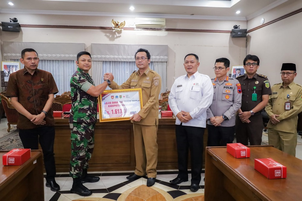 Penyerahan hasil penggalangan bulan dana PMI di 2025 yang mencapai Rp 1.613.000.000.