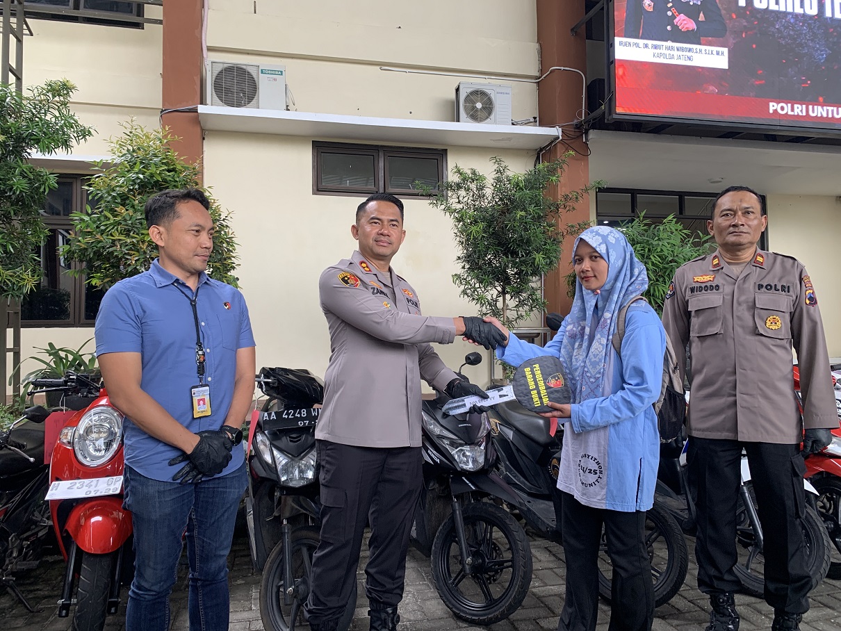 Nova menerima kembali sepeda motornya setelah dicuri di kawasan Alun-alun Temanggung. Tersangka berhasil ditangkap petugas.