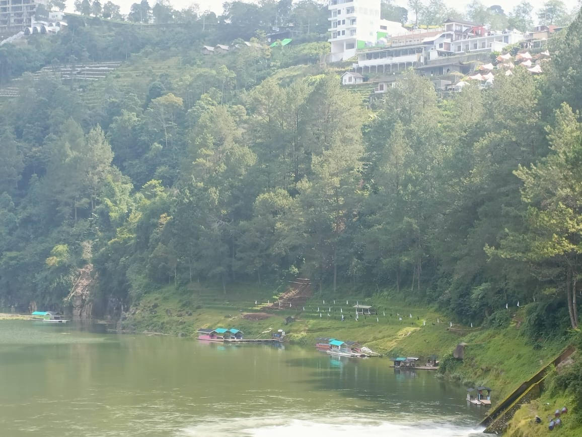 Di kawasan Telaga Menjer banyak didirikan bangunan usaha wisata yang melanggar tata ruang.