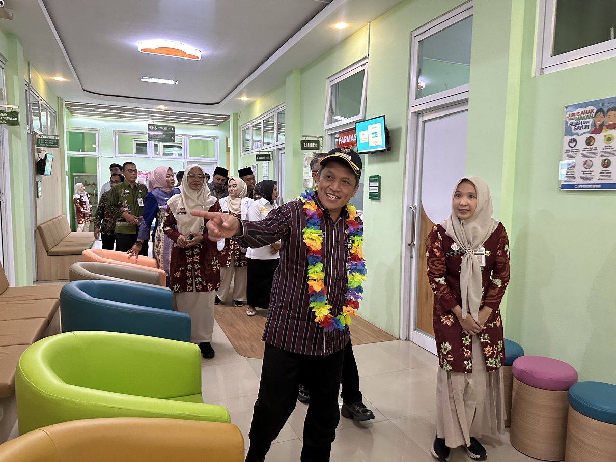 Bupati Wonosobo Afif Nurhidayat meninjau Puskesmas Sapuran yang melaunching rawat jalan dan podcast Sahabat Mas Pur, kemarin (27/1/2026).