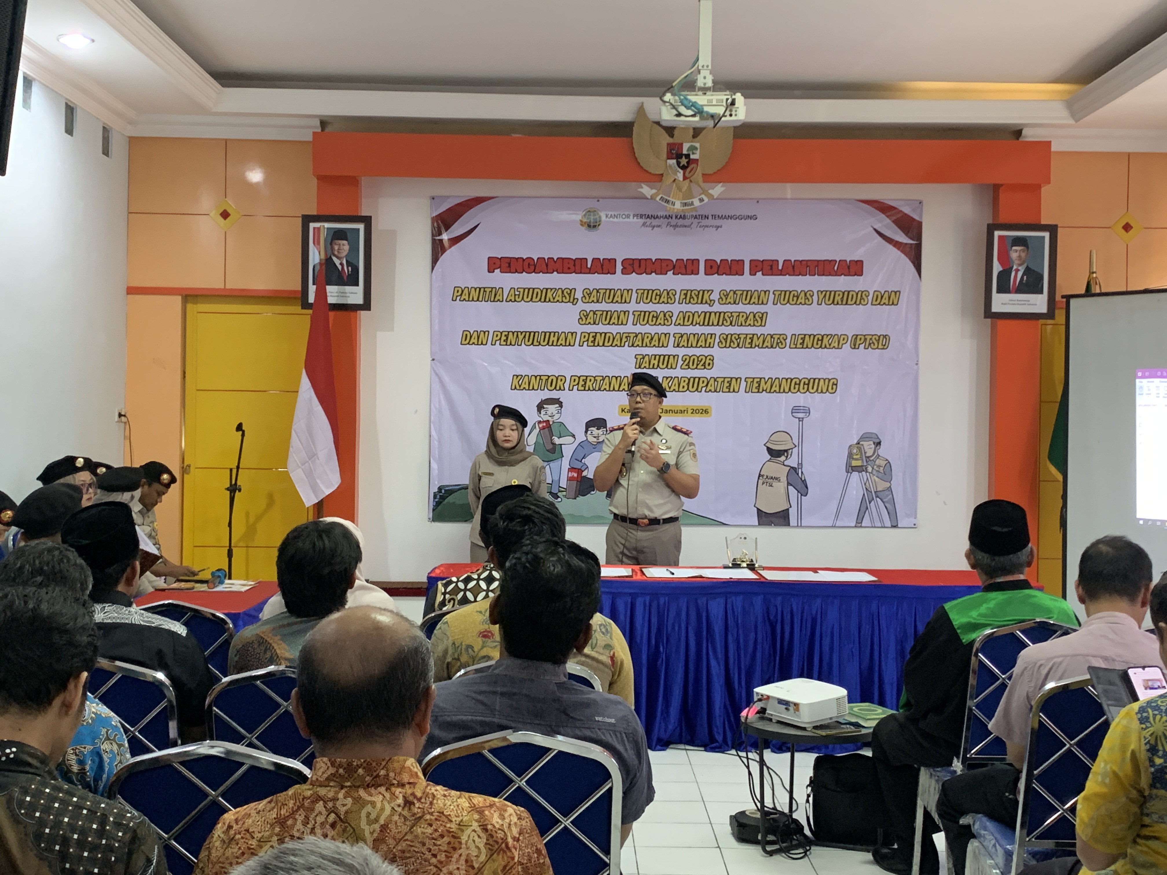 Pengambilan sumpah dan pelantikan panitia ajudikasi dan tiga satgas dalam program PTSL 2026 di Kantor Pertanahan Temanggung, Kamis (29/1/2026).