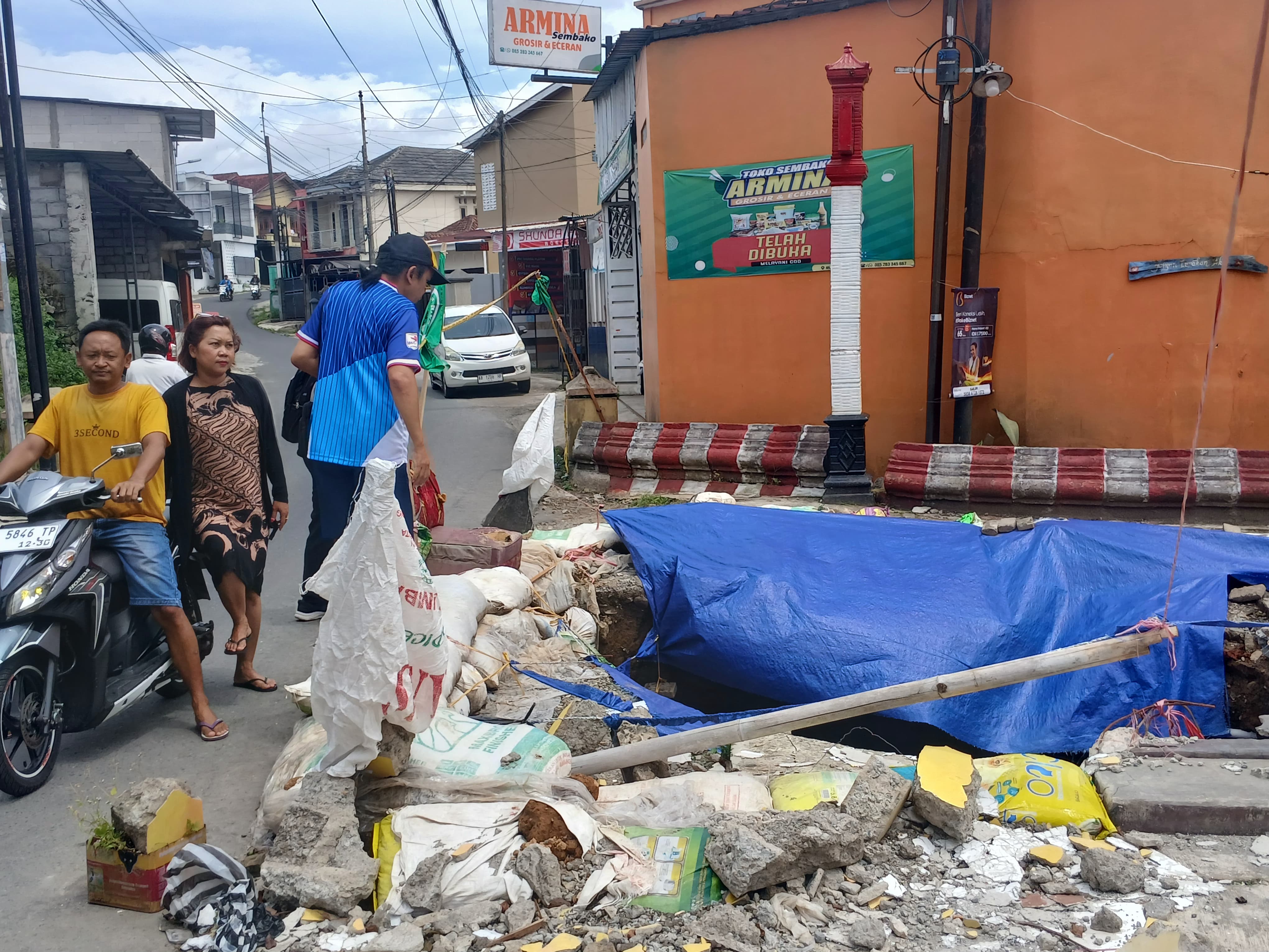 Lubang di Kampung Kasiran, Kelurahan Mlipak, Wonosobo disebabkan kegagalan struktur saluran air di bawah jalan lingkungan.
