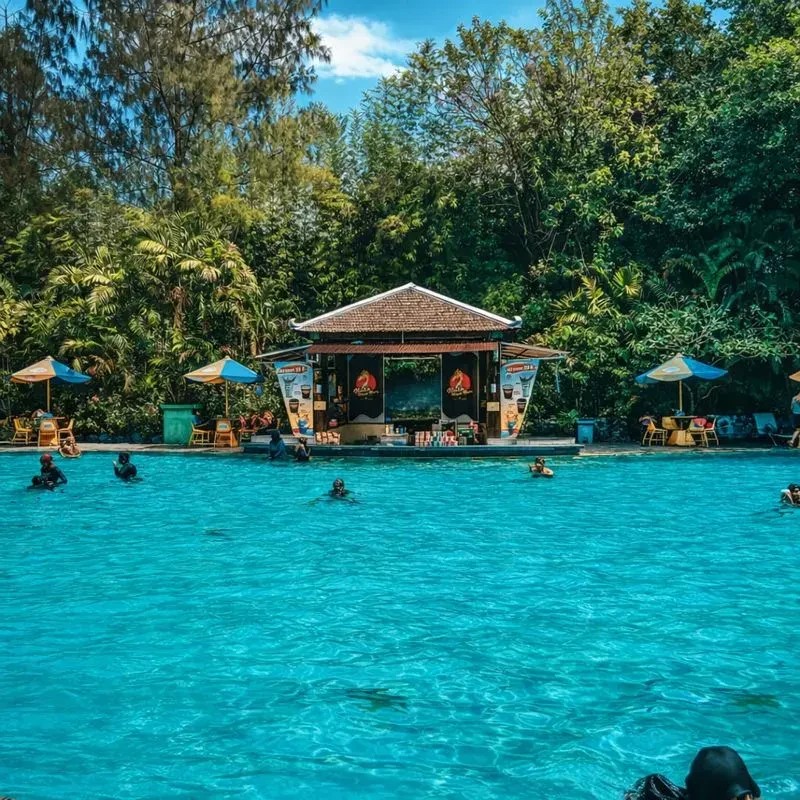 Tujuh restoran  tersebar di area wahana di Jogja Waterboom.