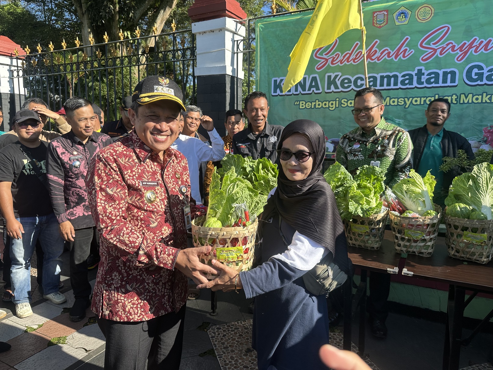 Warga menerima sepaket sayur segar dari Bupati Wonosobo Afif Nurhidayat. Sedekah sayur tersebut dimotori oleh KTNA Garung, Kamis (29/1/2026).