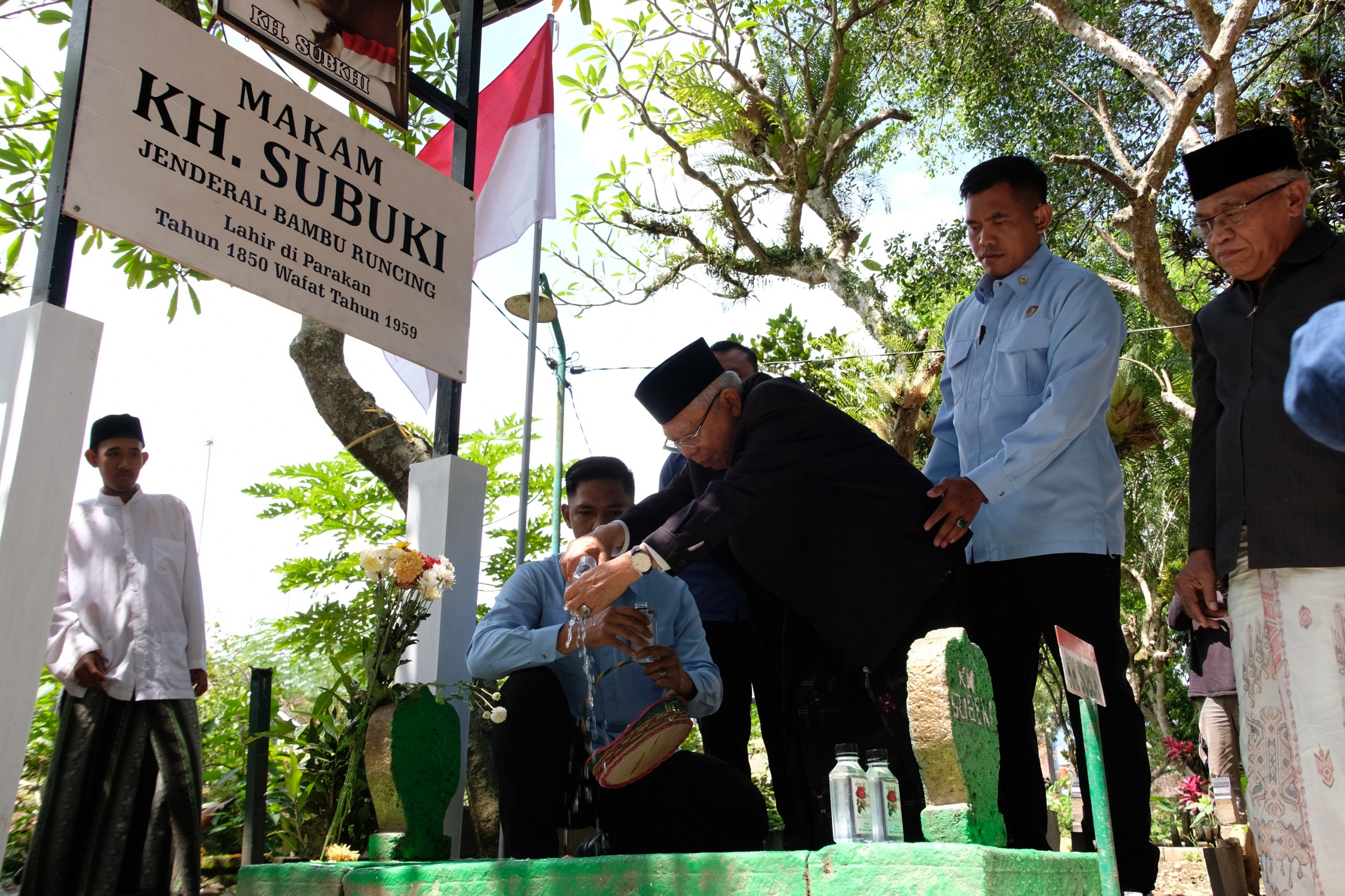 Mantan Wakil Presiden KH Ma&rsquo;ruf Amin, melakukan ziarah ke makam KH Subkhi, di Parakan, Temanggung, Kamis (29/1/2026).