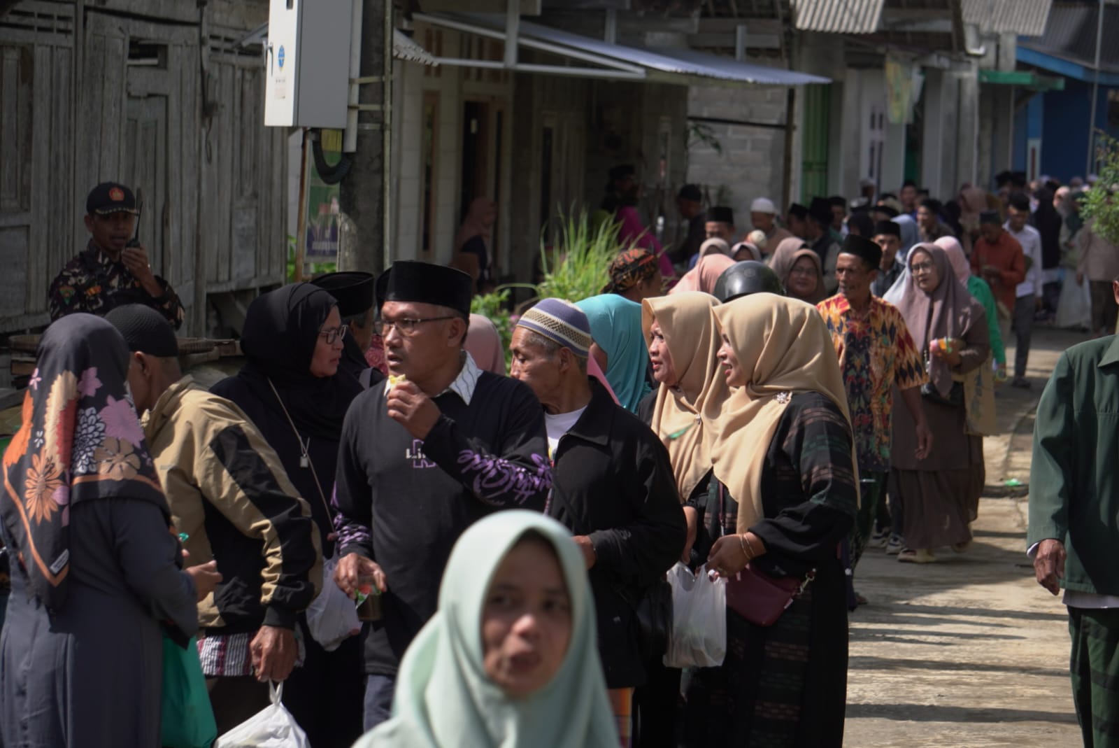 Ribuan warga Nahdliyin di Kepil Wonosobo ziarah bersama-sama di 36 makam ulama dan tokoh NU di 16 titik pemakaman, Sabtu (24/1/2026).