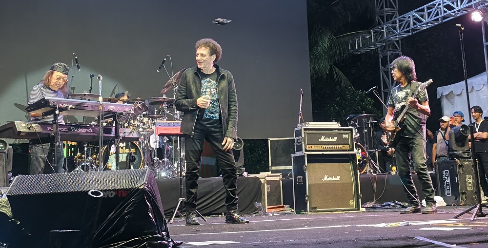 Grup band rock legendaris Indonesia God Bless tampil di acara Fasta Vaganza yang digelar Ponpes API Tegalrejo di Lapangan Butuh, Dlimas, Kabupaten Magelang.