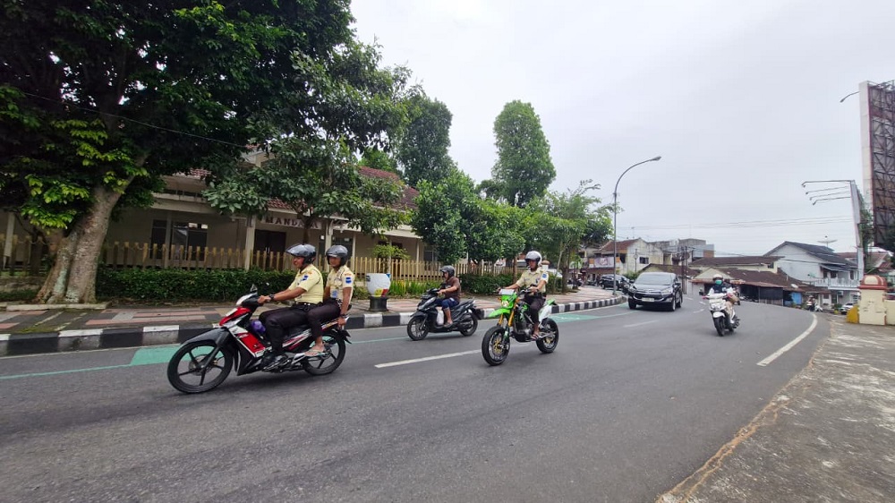 Belokan Jalan Yos Sudarso, Kota Magelang, dikeluhkan pengguna jalan karena sering ada ceceran solar yang tumpah.