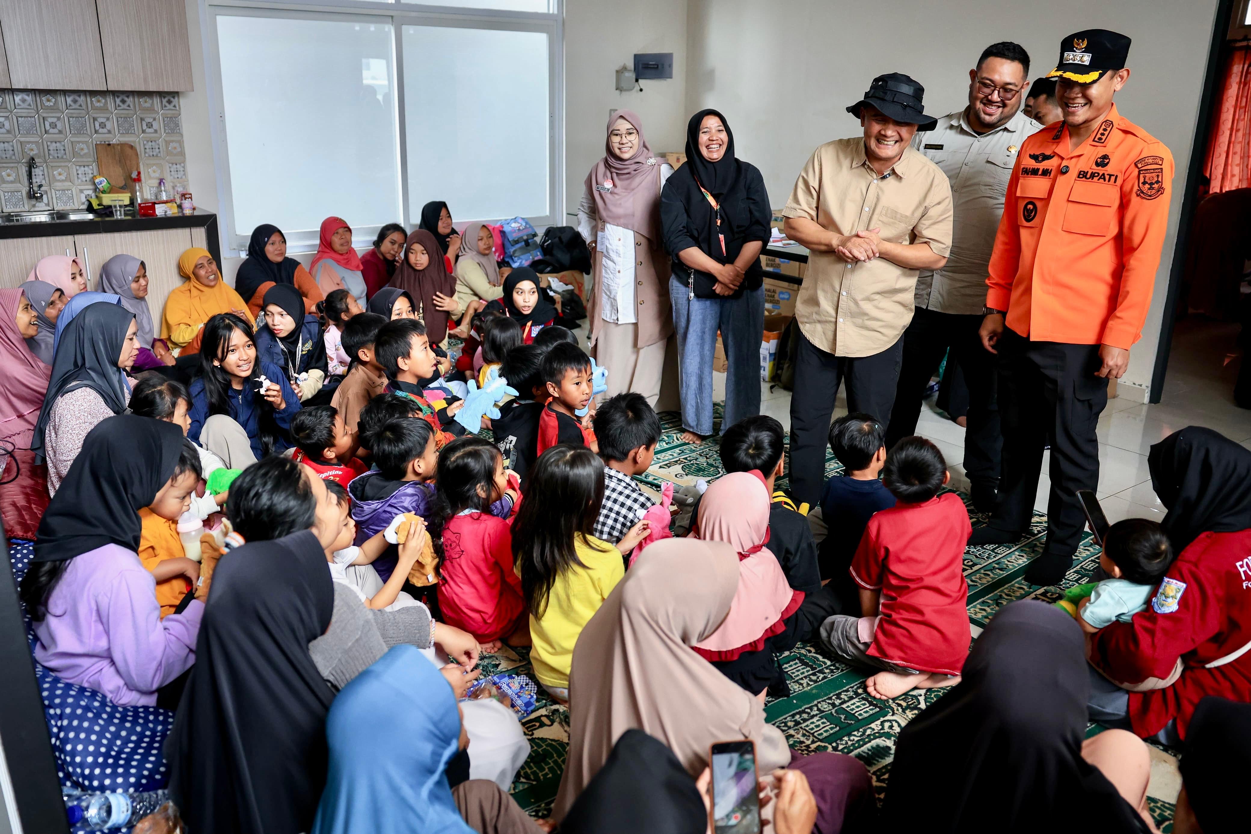 Gubernur Jawa Tengah Ahmad Luthfi menghibur anak-anak korban banjir longsor Purbalingga di pengungsian, Jumat (30/1/2026).