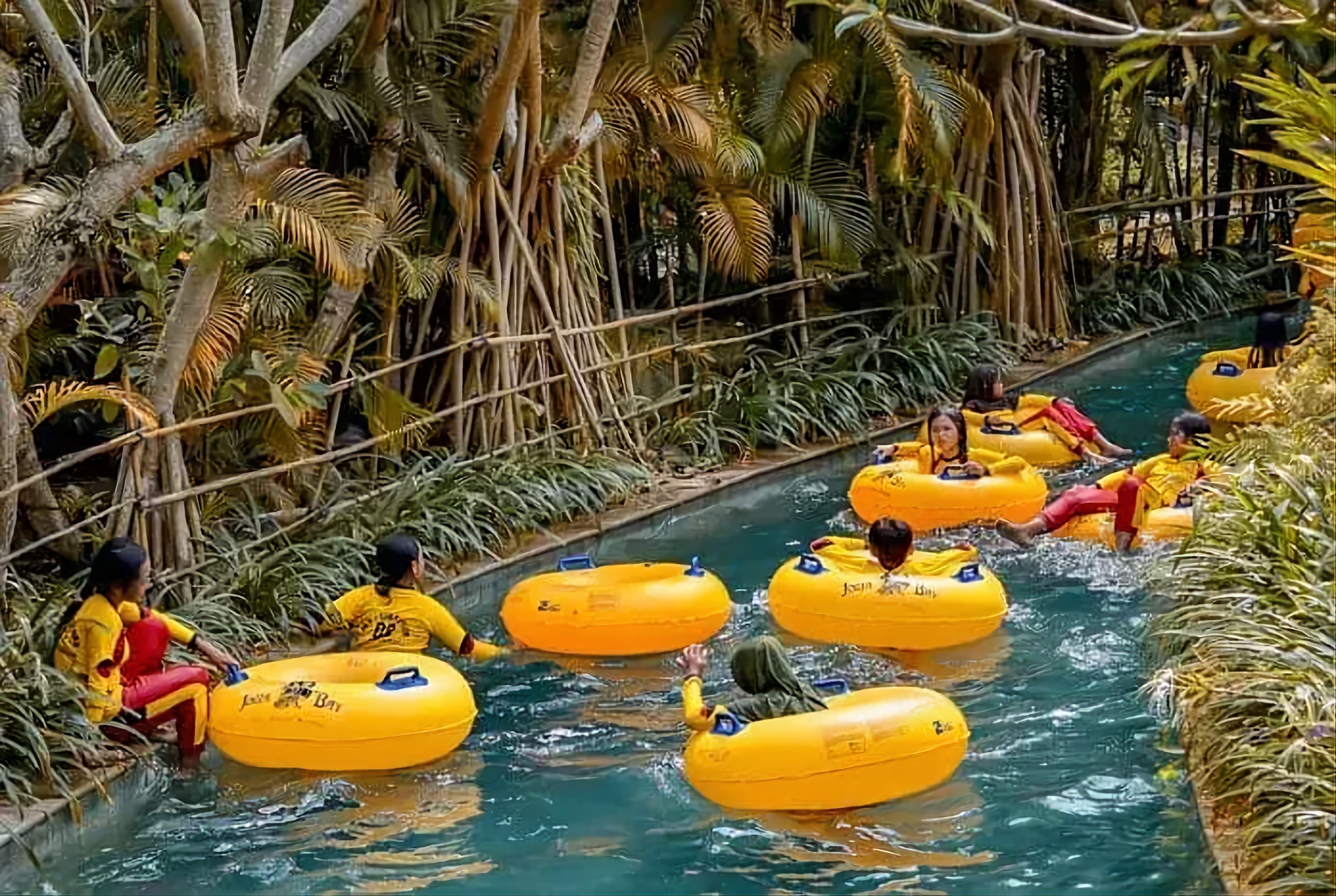 Donte Wild River merupakan wahana lazy river di Waterboom Jogja yang dirancang sebagai area bersantai bagi pengunjung.