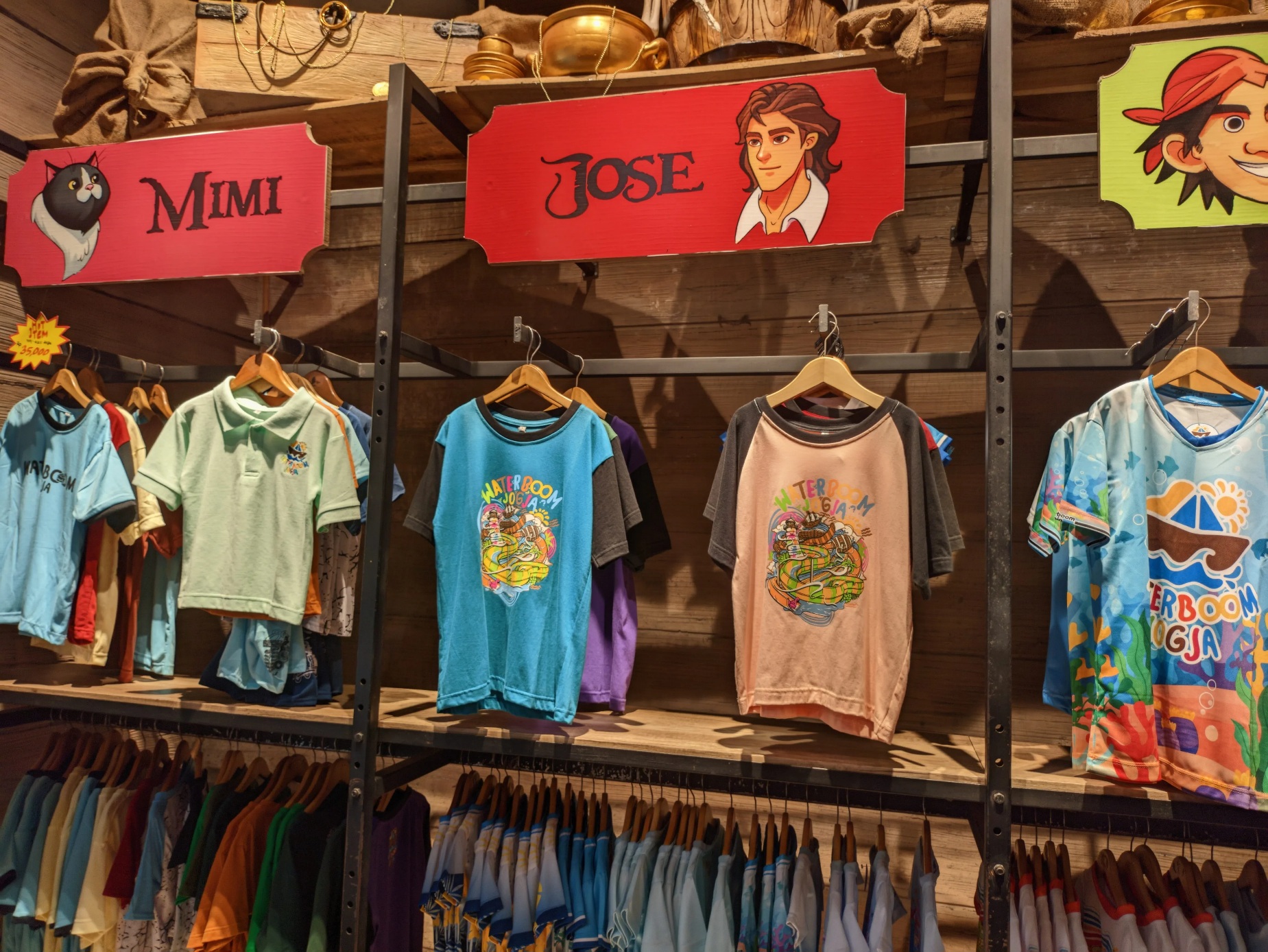 Beragam merchandise memarik tersedia untuk pengunjung Wateeboom Jogja.