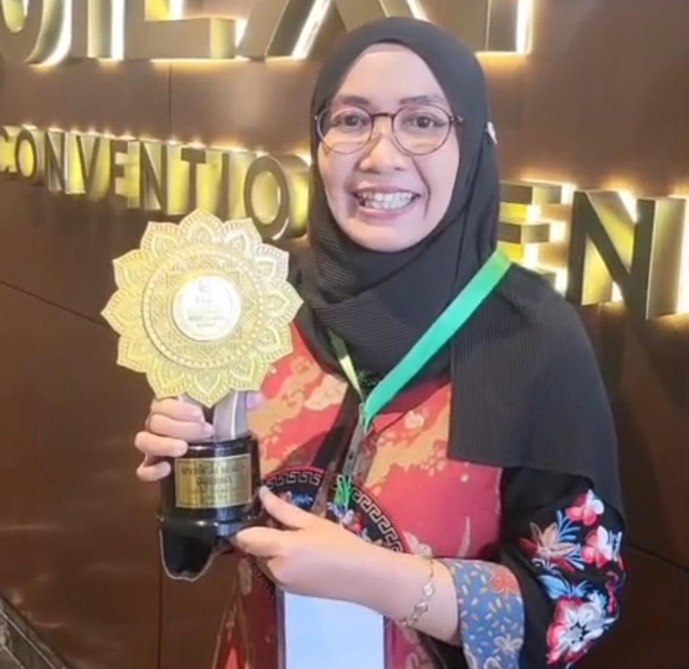 Kepala Dinas Kesehatan Kota Magelang dr Istikomah menunjukkan piala penghargaan UHC Award 2026.