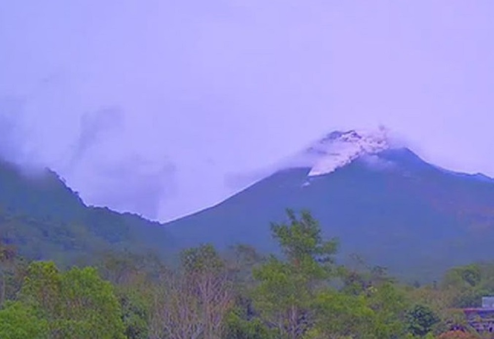 Gunung Merapi mengeluarkan awan panas guguran (APG), Minggu (1/2/2026) siang. &nbsp;  &nbsp;
