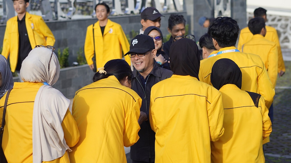 Rektor Untidar Prof Dr Sugiyarto melepas 102 mahasiswa ke Sumatera Barat.