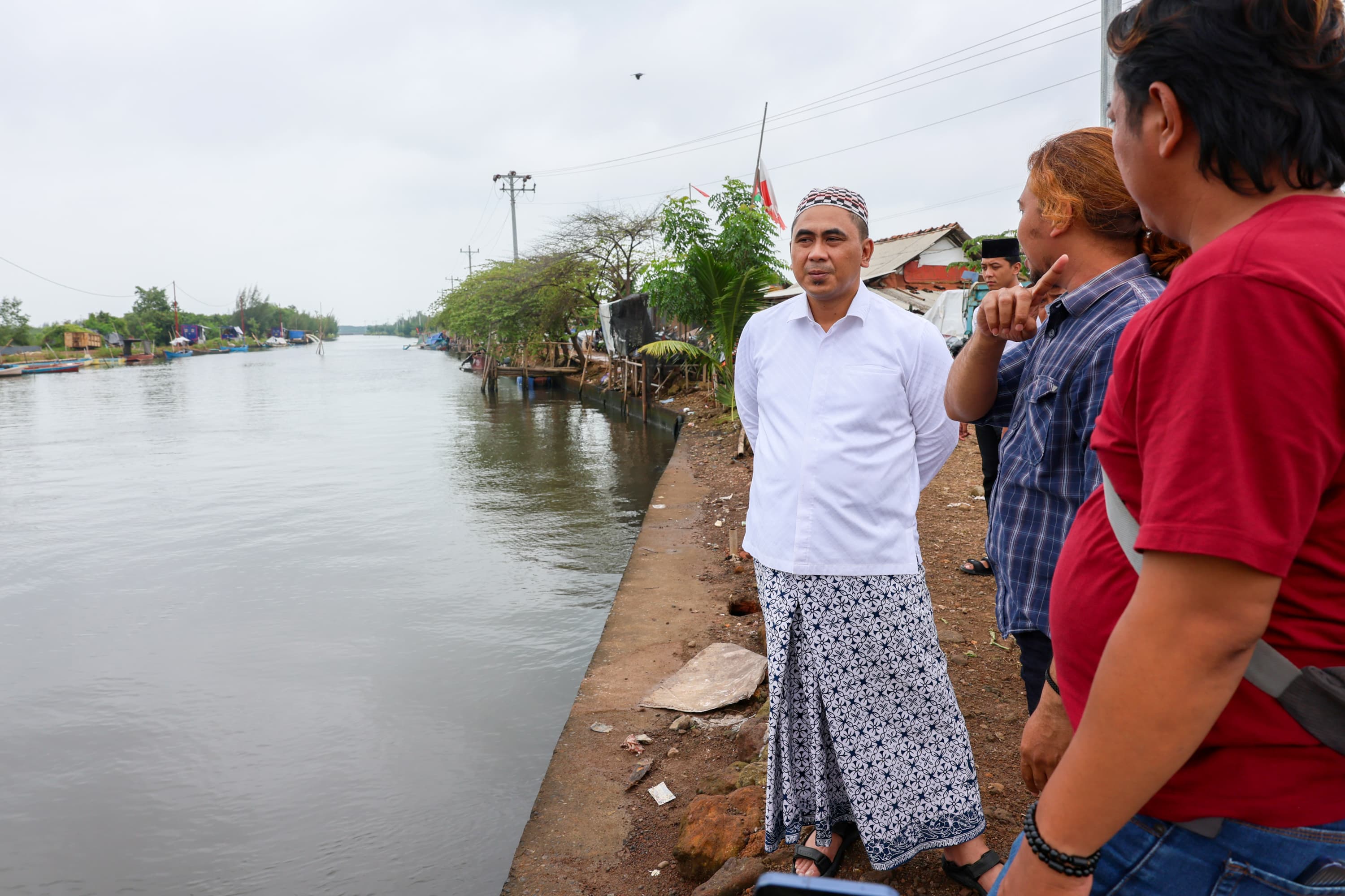 Wakil Gubernur Jateng Taj Yasin meninjau Sungai Sengarang Desa Mulyorejo Kecamatan Tirto Kabupaten Pekalongan, Minggu (1/2/2026) yang menyebabkan banjir.