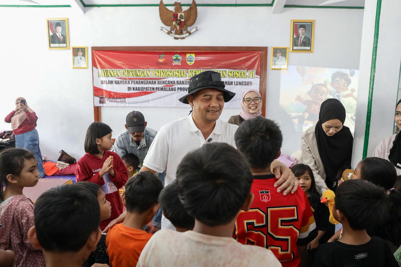 Gubernur Ahmad Luthfi menemui pengungsi korban bencana Purbalingga yang mendapat layanan kesehatan Speling, Jumat (31/1/2926).