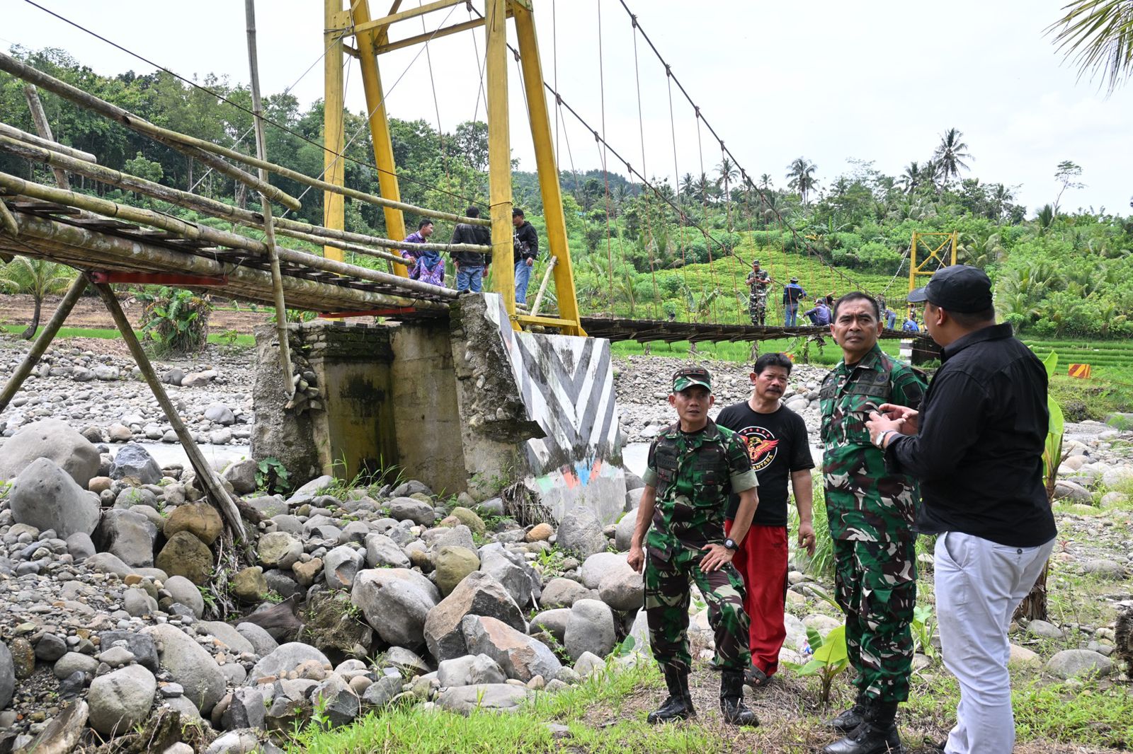 Proyek jembatan gantung Kodim 0707 Wonosobo menjadi solusi untuk membuka akses ekonomi.