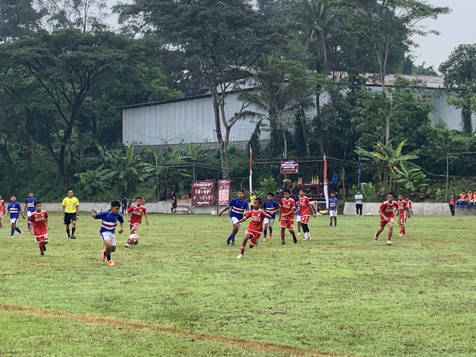 Peserta turnamen Kades Cup 2026 dari klub SSB di se-wilayah Kedu raya  bermain di Lapangan Desa Badran, Minggu (1/2/2026).