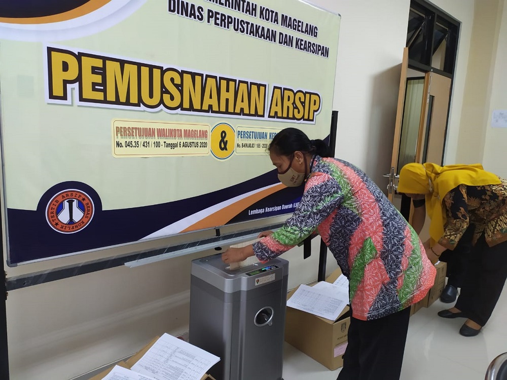 Petugas Disperpusip Kota Magelang melakukan pemusnahan arsip yang telah habis retensinya.